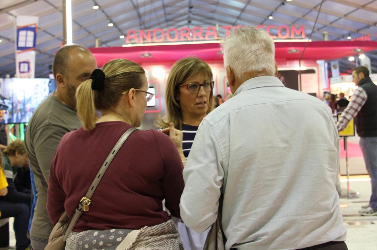 La consellera de Promoció Turística i Comercial d'Andorra la Vella, Mònica Codina, conversa amb dos visitants a l'estand d'Andorra la Vella.