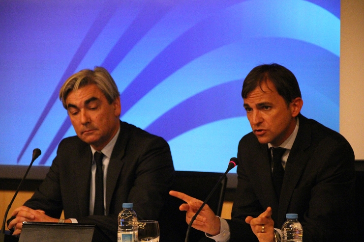 L'advocat francès, Michel Colletel, i el vicepresident de l'Associació d'assessors tributaris i fiscals, Marc Vilallonga, durant la roda de premsa.