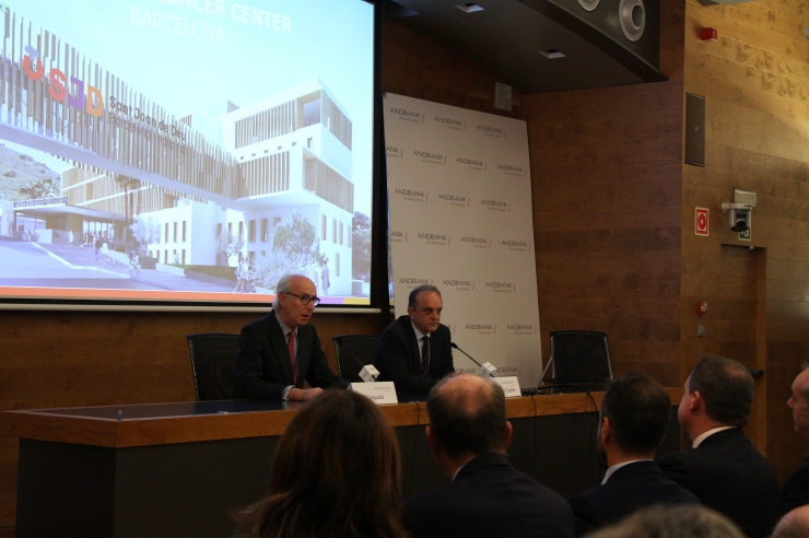 El director gerent de l'hospital Sant Joan de Déu, Manel del Castillo,  i el president d'Andbank, Manel  Cerqueda, presenten el nou centre.