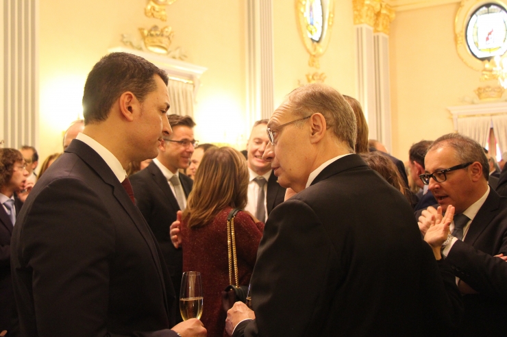 El president del grup parlamentari liberal, Jordi Gallardo, conversa amb el conseller del grup mixt i expresident liberal, Josep Pintat.