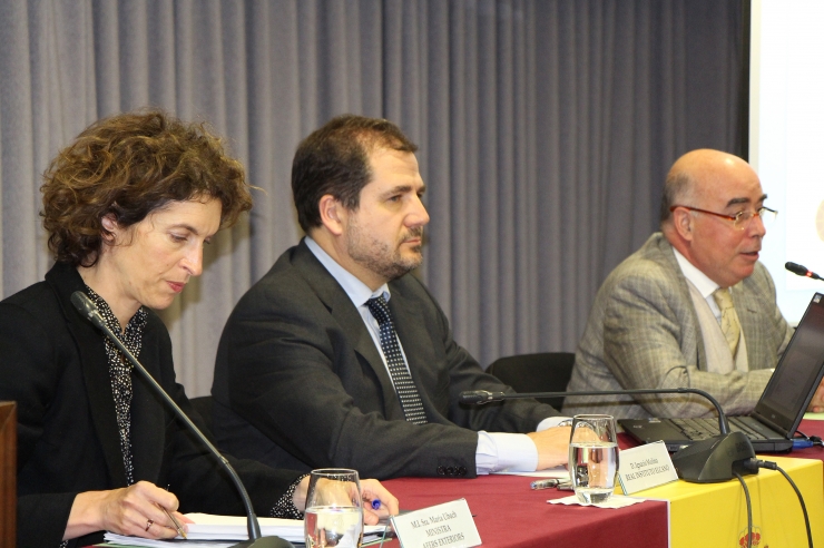 El professor i investigador Ignacio Molina, acompanyat per la ministra d’Afers Exteriors, Maria Ubach, i l’ambaixador d’Espanya a Andorra, Manuel Montobbio, a la conferència que ha ofert a l’ambaixada.