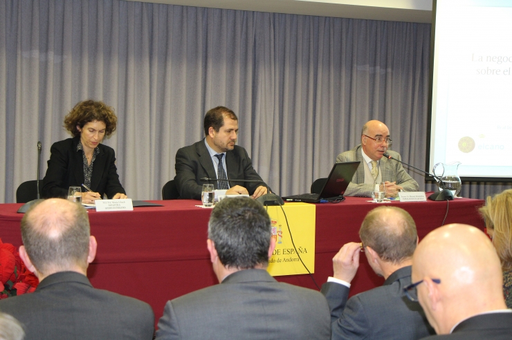 El professor i investigador Ignacio Molina, acompanyat per la ministra d’Afers Exteriors, Maria Ubach, i l’ambaixador d’Espanya a Andorra, Manuel Montobbio.