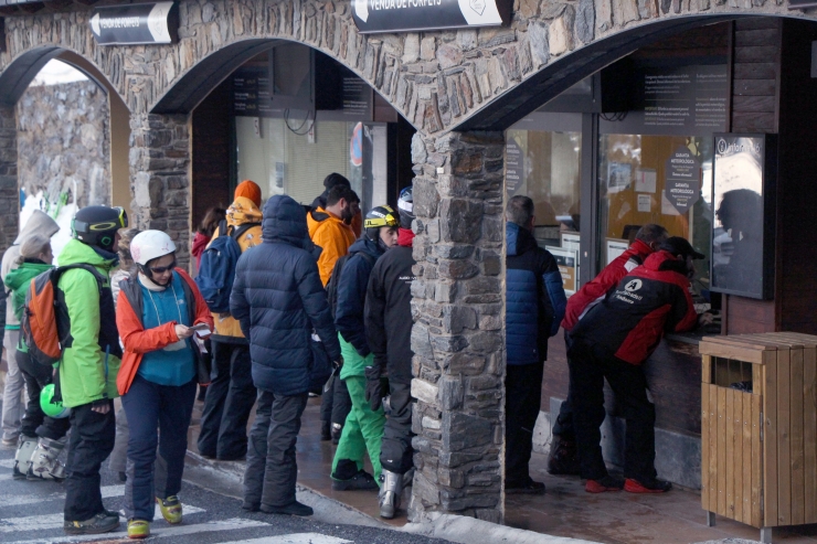 Esquiadors comprant forfets a Arcalís.