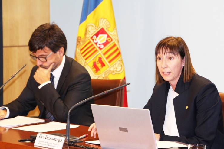 La ministra de Funció Pública i Reforma de l'Administració, Eva Descarrega, durant la seva compareixença a la roda de premsa posterior al consell de ministres, acompanyada pel portaveu del Govern, Jordi Cinca.