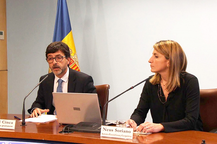 El ministre portaveu, Jordi Cinca, i la secretaria d'Estat de Comerç i Competitivitat, Neus Soriano, presenten el projecte de modificació de la Llei de la Cambra de Comerç.