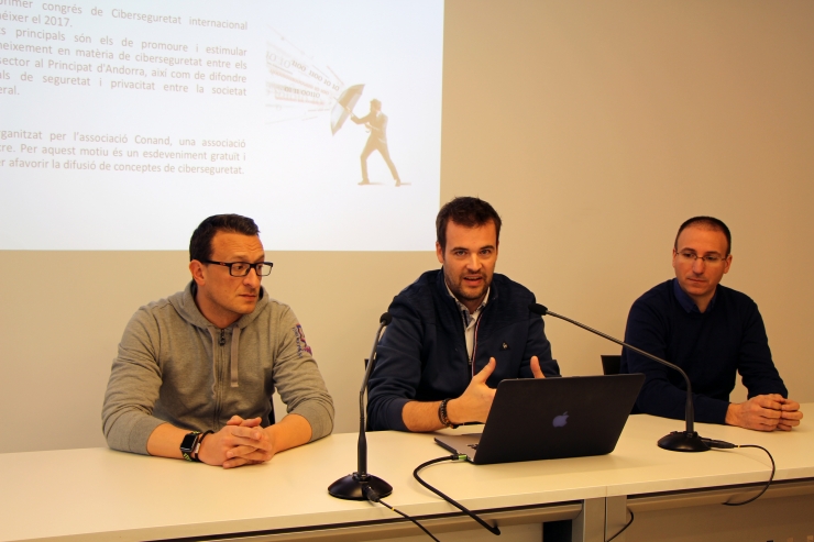 Àlex Estalés, David Julian i Jordi Celades, de l'associació Conand, expliquen els detalls del congrés.
