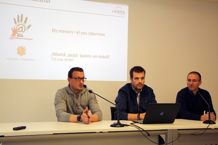 Àlex Estalés, David Julian i Jordi Celades, de l'associació Conand, expliquen els detalls del congrés.