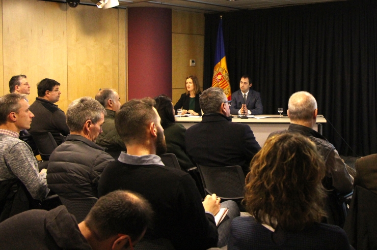 La ministra de Medi Ambient, Agricultura i Sostenibilitat, Sílvia Calvó i el cap de l’Oficina de l’Energia i el Canvi Climàtic, Carles Miquel, durant la presentació.