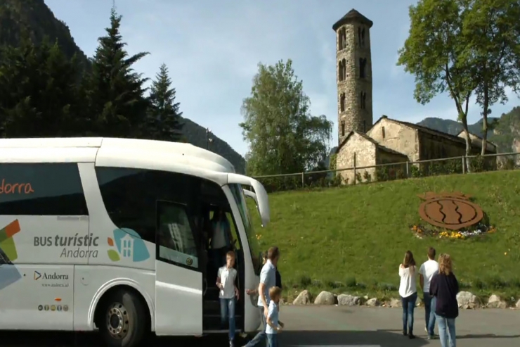 El bus turístic d'Andorra davant l'església de Santa Coloma.
