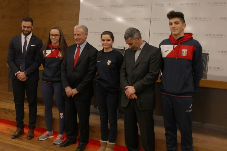 Els dirigents de la Federació Andorrana de Natació, el directiu d'Andbank i tres dels nedadors abans de la roda de premsa.