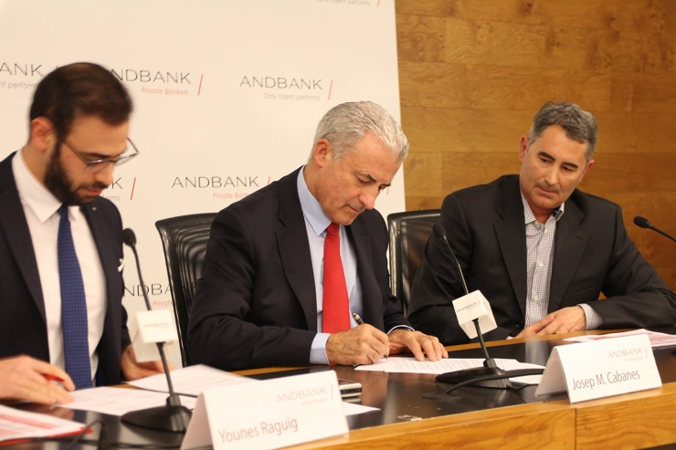 El president de la Federació Andorrana de Natació Younes Raguig, el sotsdirector de Banca País d'Andbank Josep Maria Cabanes, i el vicepresident de la Federació Andorrana de Natació Joan Clotet, durant la signatura del contracte de patrocini.
