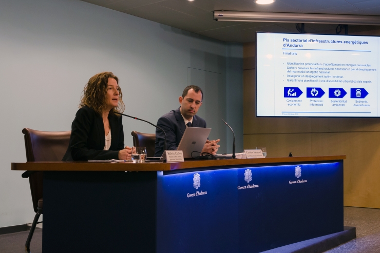 La ministra de Medi Ambient, Agricultura i Sostenibilitat, Sílvia Calvó, i el cap de l'Oficina de l'energia i el canvi climàtic, Carles Miquel, presenten el Pla sectorial d'infraestructures energètiques d'Andorra.