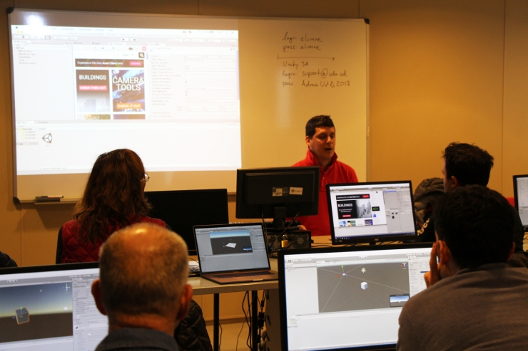 Un moment del taller formatiu sobre els videojocs que s'ha realitzat a l'UdA, amb el professor Mariano Rivas.
