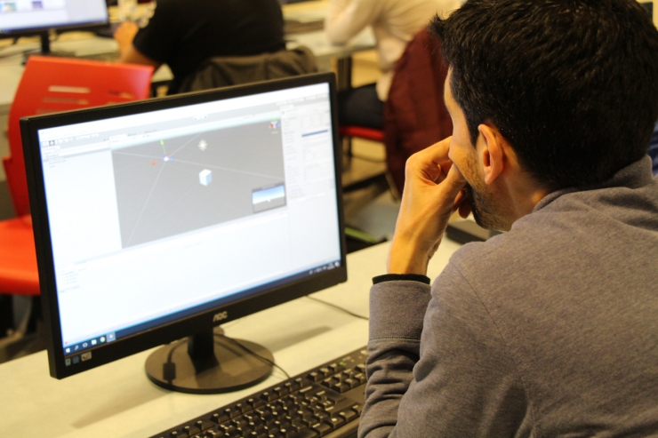 Un dels assistents al taller formatiu sobre videojocs, realitzant una tasca a l'ordinador.