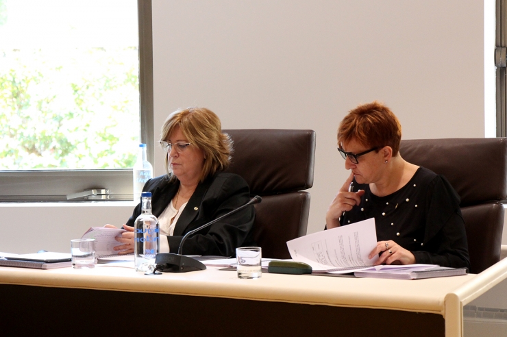 Les conselleres de PS + I Dolors Carmona i Lídia Samarra durant la sessió de consell de comú.