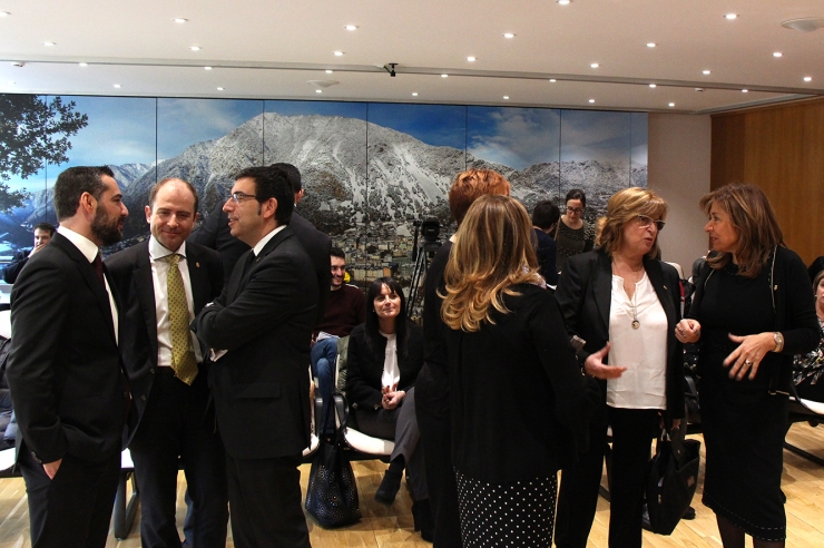 La cònsol major, Conxita Marsol, conversa amb consellers comunals mentre Miquel Canturri conversa amb els consellers del grup parlamentari demòcrata Marc Ballestà i Carles Jordana.