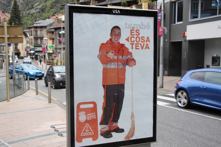Cartell d'una campanya de civisme a la via pública del comú d'Andorra la Vella.
