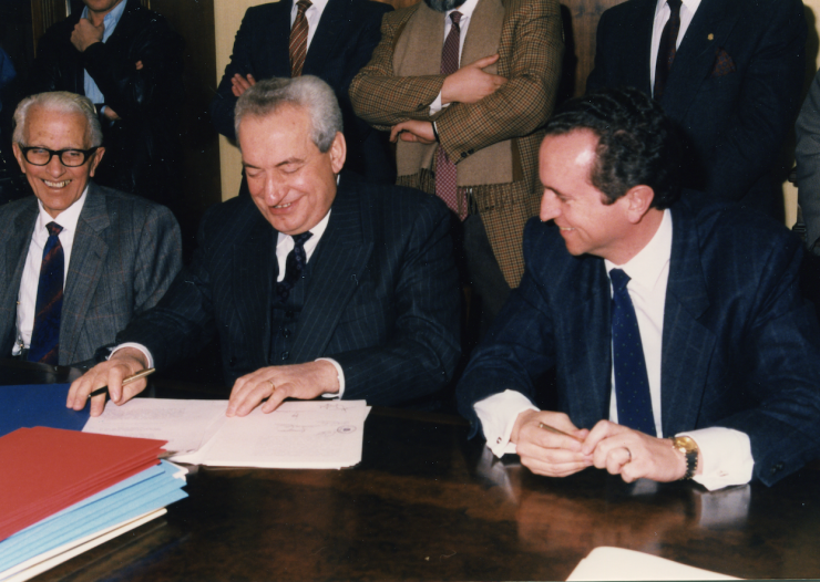 Moment de la signatura que formalitzava la creació de FEDA, l'any 1988, amb l'ex-cap de Govern Josep Pintat al centre.