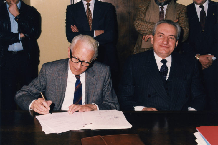 La signatura per formalitzar la creació de FEDA, l'any 1988, amb l'ex-cap de Govern, Josep Pintat, a la dreta.