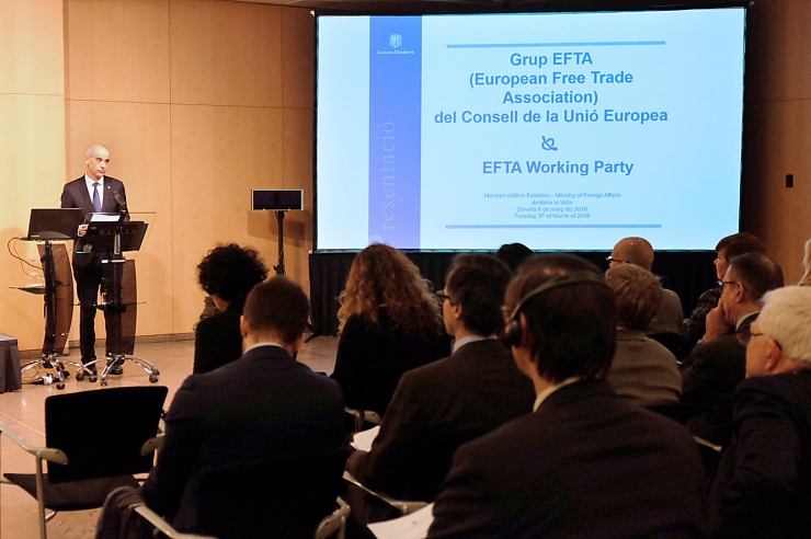 El cap de Govern, Toni Martí, donant la benvinguda als membres del grup EFTA.