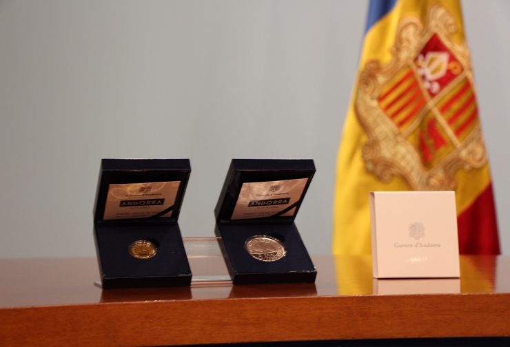 La moneda d'or i la de plata de col·lecció que es posen a la venda aquest dimarts.