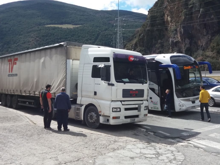 Un camió i un autobús aturats a la duana espanyola, aquest dijous al matí.