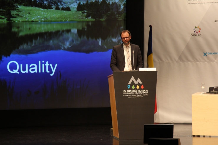 El director científic del Congrés Mundial de Turisme de Neu i Muntanya, Christopher Hinteregger, exposant les conclusions tècniques del certamen.