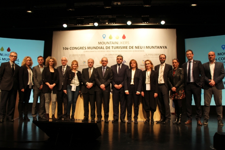 Foto de grup de totes les autoritats que han assistit a la cloenda del 10è Congrés Mundial de Turisme de Neu i Muntanya.