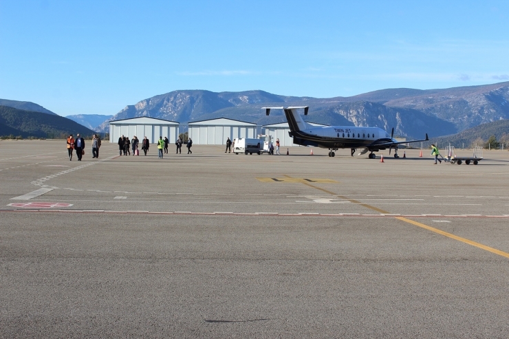 Els viatgers travessen la pista després de l'arribada d'un vol el mes passat a l'aeroport d'Andorra-la Seu d'Urgell.