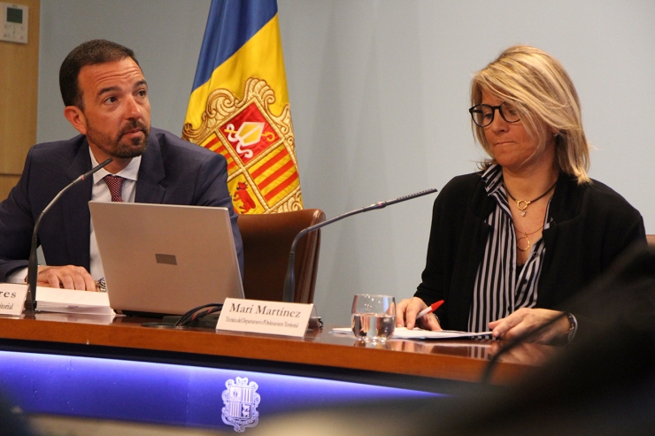El ministre d'Ordenament Territorial, Jordi Torres, i la tècnica del ministeri, Mari Martínez, durant la roda de premsa.
