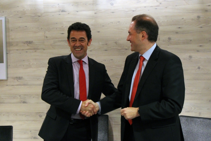 El consol major d'Ordino, Josep Àngel Mortés, i el director general  d'Andorra Telecom, Jordi Nadal, signen el contracte per traslladar la  plataforma informàtica del comú al núvol.