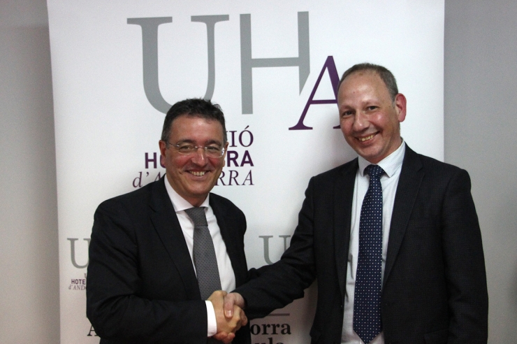 El fins ara president de la UHA, Manel Ara, saluda el nou responsable de l'associació, Carles Ramos.