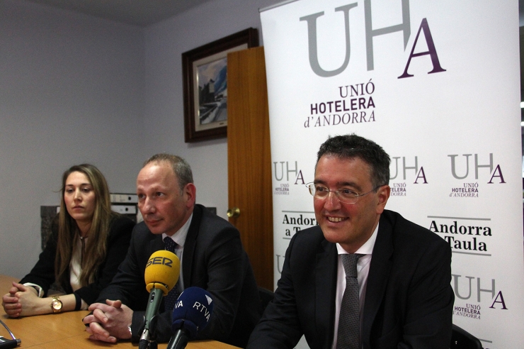 L'antic i el nou president, Manel Ara i Carles Ramos, i la directora de la UHA, Sarah-Jane Giménez, durant la roda de premsa que han ofert després de la junta celebrada per l'entitat aquest dijous.