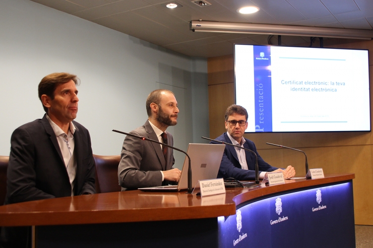 El director de Tecnologies de la Informació de FEDA, Daniel Fernández; el secretari general del Govern, Jordi Casadevall i el portaveu d'Andorra Telecom, Carles Casadevall, en la roda de premsa sobre el certificat digital.