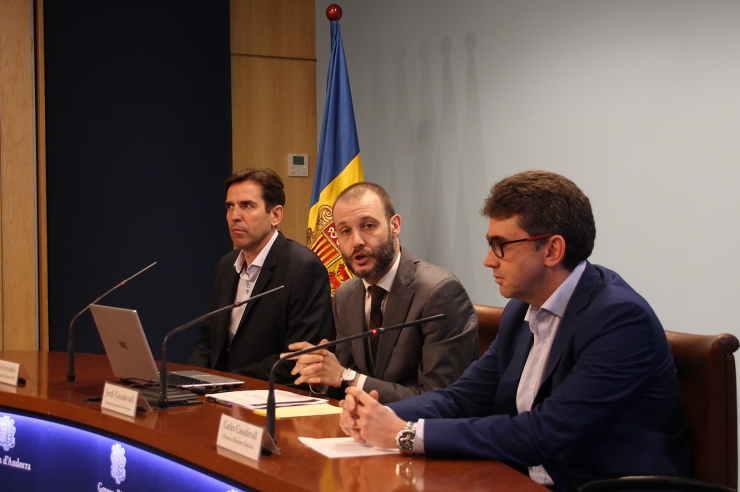 El director de Tecnologies de la Informació de FEDA, Daniel Fernández;  el secretari general del Govern, Jordi Casadevall i el portaveu  d'Andorra Telecom, Carles Casadevall, en la roda de premsa per presentar les novetats sobre el  certificat digital.