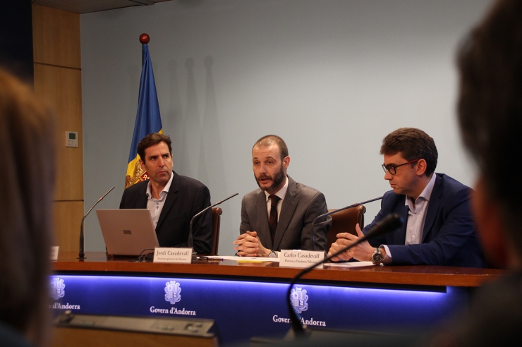 El director de Tecnologies de la Informació de FEDA, Daniel Fernández;  el secretari general del Govern, Jordi Casadevall i el portaveu  d'Andorra Telecom, Carles Casadevall, en la roda de premsa sobre el  certificat digital.