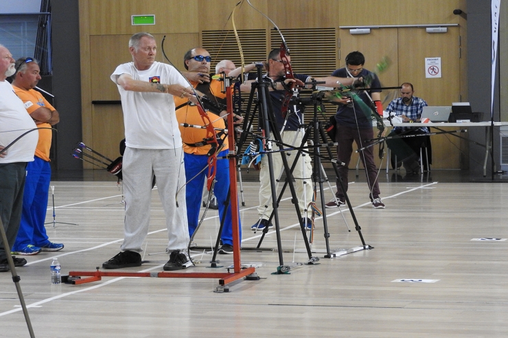 Participants en una competició de tir amb arc per a invidents.