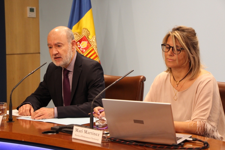 El director d'Ordenament Territorial, Manel Riera, i la tècnica del departament, Meri Martínez, durant la presentació de les propostes acceptades.