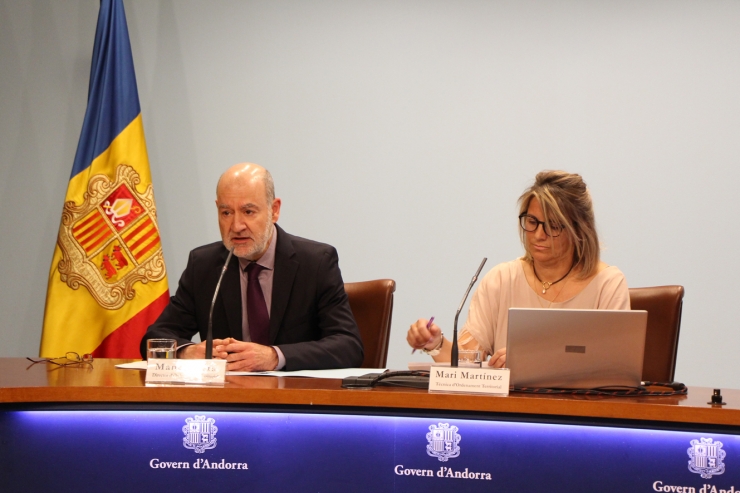 El director d'Ordenament Territorial, Manel Riera, i la tècnica del departament, Meri Martínez, durant la presentació de les propostes acceptades.