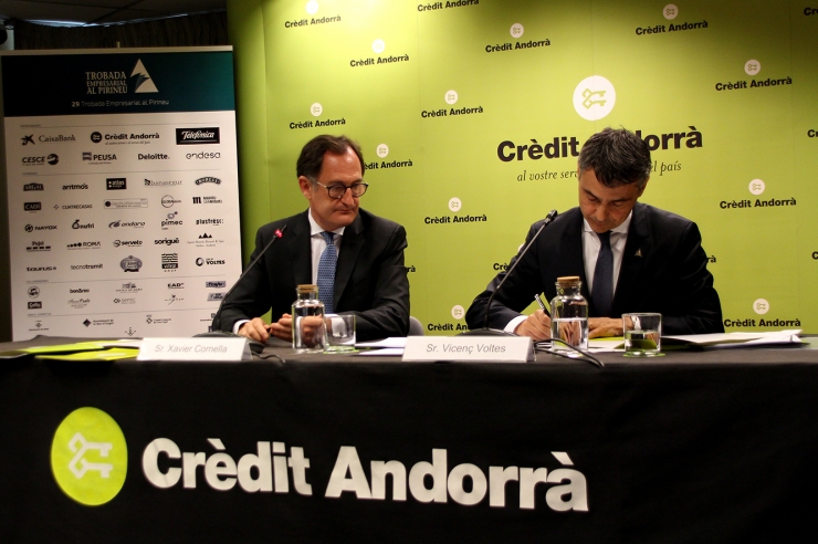 El conseller executiu i director general de Crèdit Andorrà, Xavier Cornella, i el president de la Trobada Empresarial al Pirineu, Vicenç Voltes, signen el conveni entre ambdues parts per una durada de tres anys.