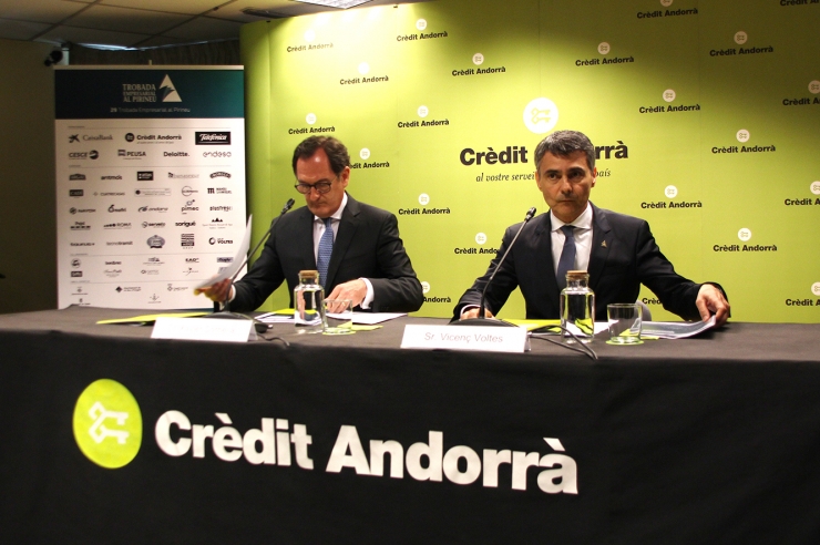 El conseller executiu i director general de Crèdit Andorrà, Xavier  Cornella, i el president de la Trobada Empresarial al Pirineu, Vicenç  Voltes, durant la presentació de la 29a edició.