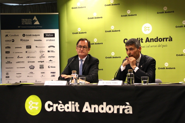 El conseller executiu i director general de Crèdit Andorrà, Xavier  Cornella, i el president de la Trobada Empresarial al Pirineu, Vicenç  Voltes, durant la roda de premsa.