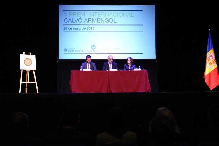 El president del consell d'administració de Crèdit  Andorrà, Antoni Pintat; el cap de Govern, Toni Martí, i Teresa  Garcia-Milà, de la Barcelona Graduate School of Economics, durant l'acte.