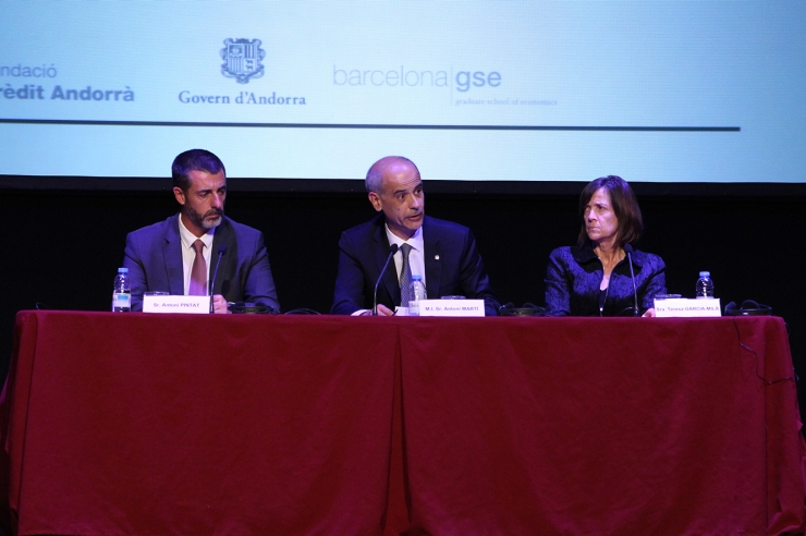 El president del consell d'administració de Crèdit  Andorrà, Antoni Pintat; el cap de Govern, Toni Martí, i Teresa  Garcia-Milà, de la Barcelona Graduate School of Economics.