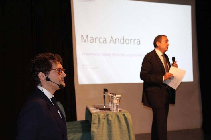 El conferenciant Gonzalo Vilar i el president de la Comissió Marca Andorra, Pere Augé.