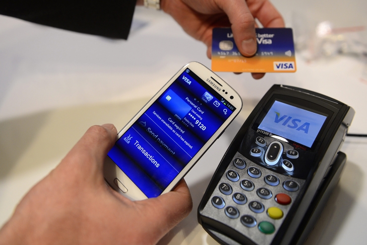 Un usuari paga amb una targeta Visa.