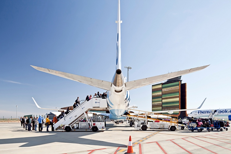 Passatgers pujant a un avió a l'aeroport d'Alguaire.