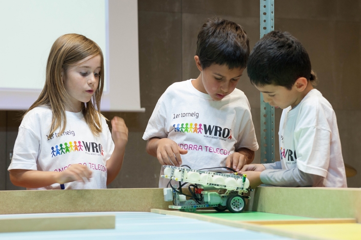 Uns infants participen en una edició anterior de la World Robotic Olympiad.
