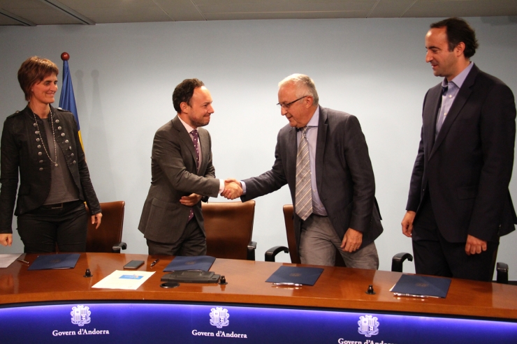 Assumpció Majoral, de Tag Systems; el ministre Xavier Espot; el president de la CCIS, Miquel Armengol, i el cònsol de la Massana, David Baró, en representació d'EMAP, durant la signatura dels convenis.