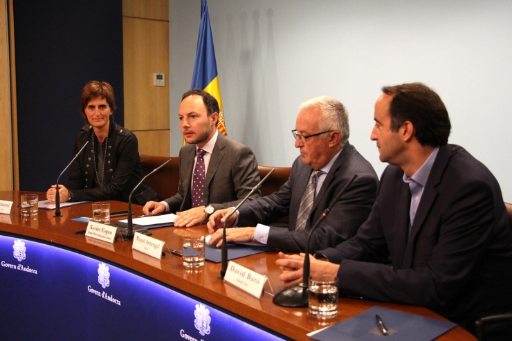 Assumpció Majoral, de Tag Systems; el ministre Xavier Espot; el president de la CCIS, Miquel Armengol, i el cònsol de la Massana, David Baró, en representació d'EMAP, durant la signatura dels convenis.